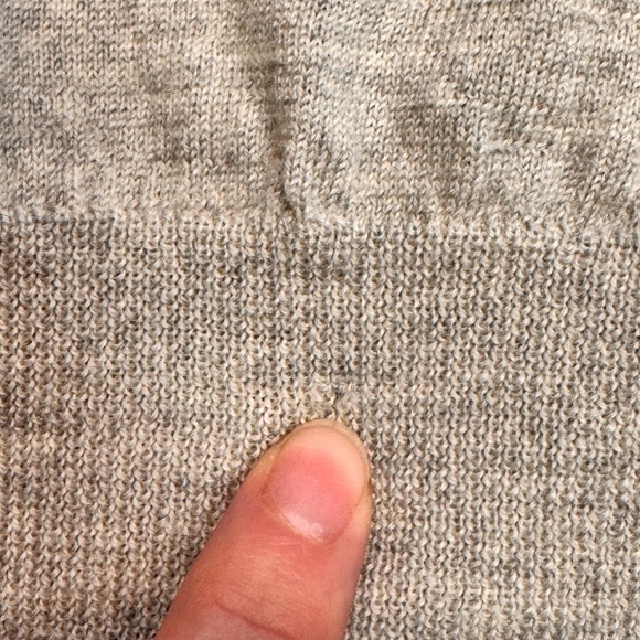 J. Crew V-Neck Sweater Womens Medium 100% Merino Wool Heathered Gray Flaw - Picture 6 of 6